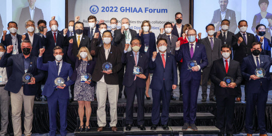 25일 오전 서울 종로구 포시즌스 호텔에서 개최된 세계수소산업협회 연합(GHIAA) 총회에서 초대 의장을 맡은 문재도(앞줄 왼쪽 다섯번째) H2 코리아 회장과 박일준(〃 여섯번째) 산업통상자원부 2차관을 비롯한 각국 대표자들이 연합 출범식 후 주먹을 들어보이며 '파이팅'을 외치고 있다. 연합뉴스